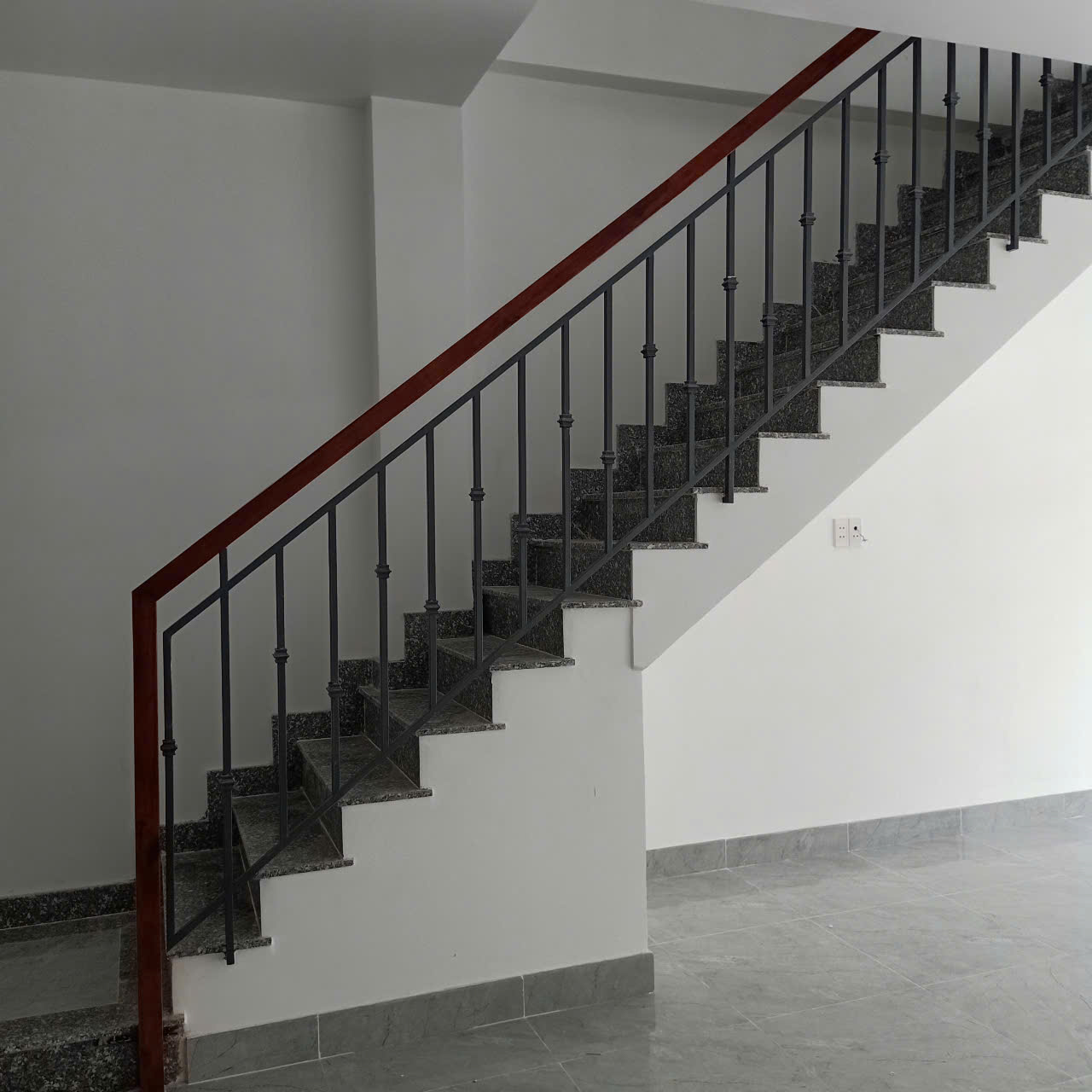 Thi công làm cầu thang sắt cho nhà phố tại quận 12.