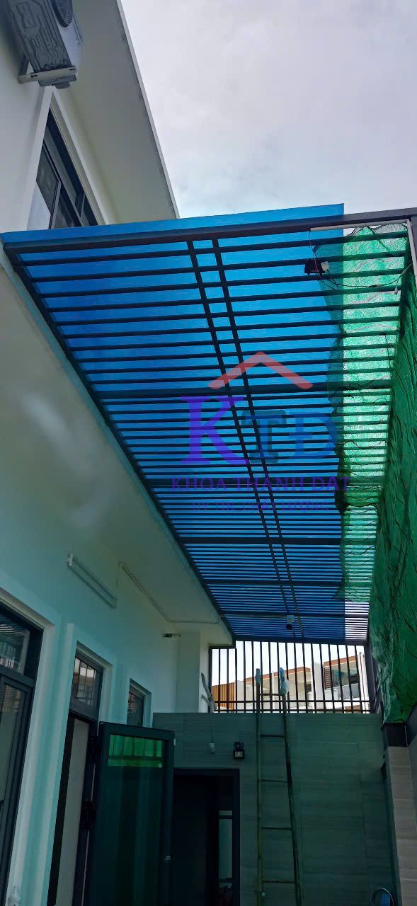 Thi công mái nhựa poly tại Tân Uyên.