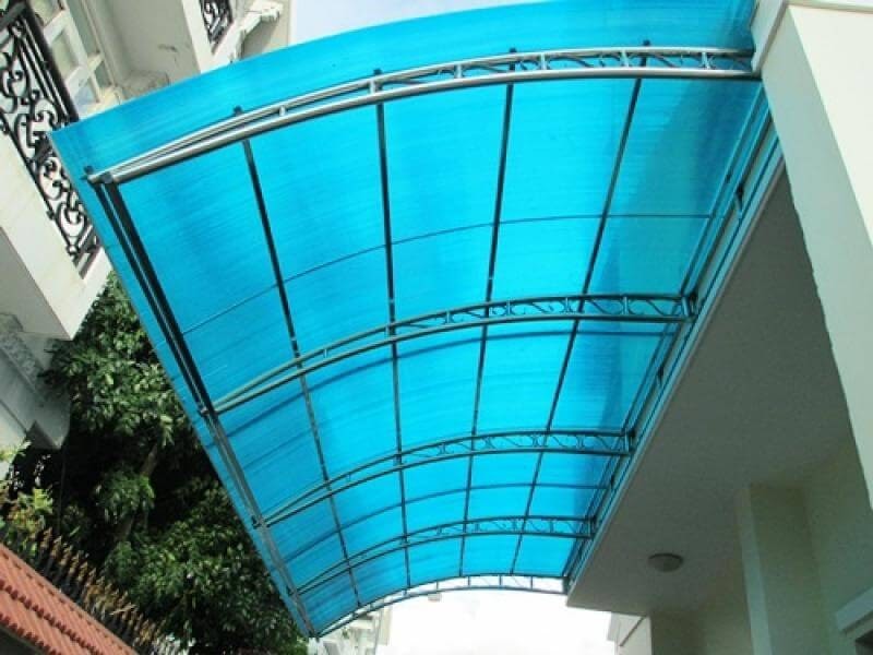 Thi công mái nhựa poly nhà phố tại Tân Uyên.