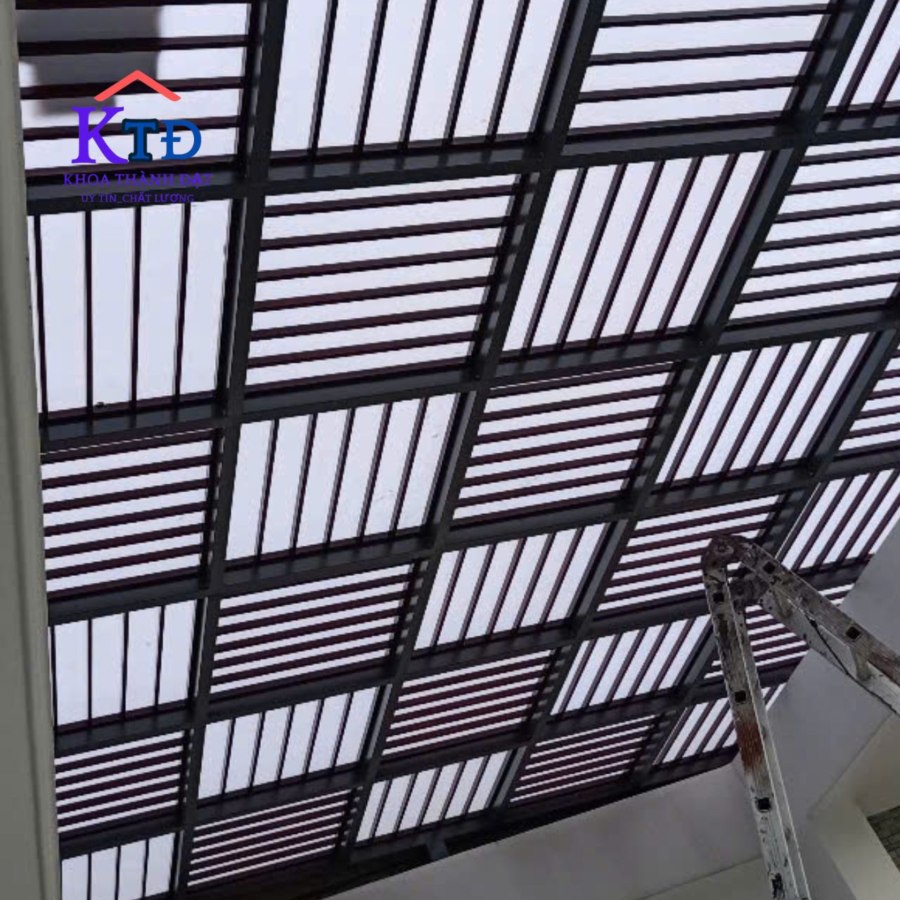 Thi công làm mái poly nhựa tại Lái Thiêu- Thuận An.