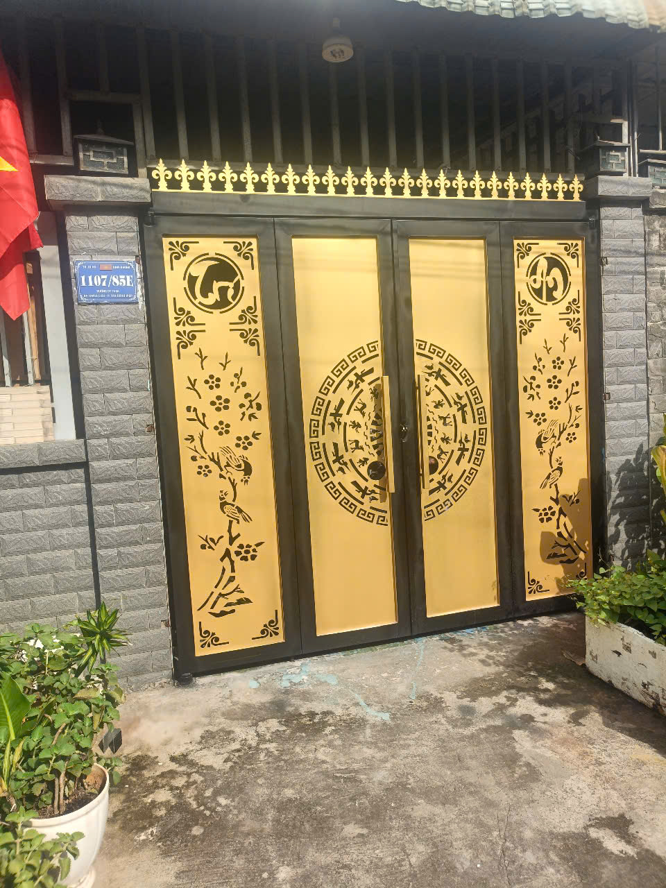 Mẫu cửa cổng sắt mỹ thuật đẹp