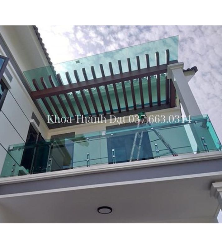 Thợ lắp đặt lan can kính tại Lái Thiêu