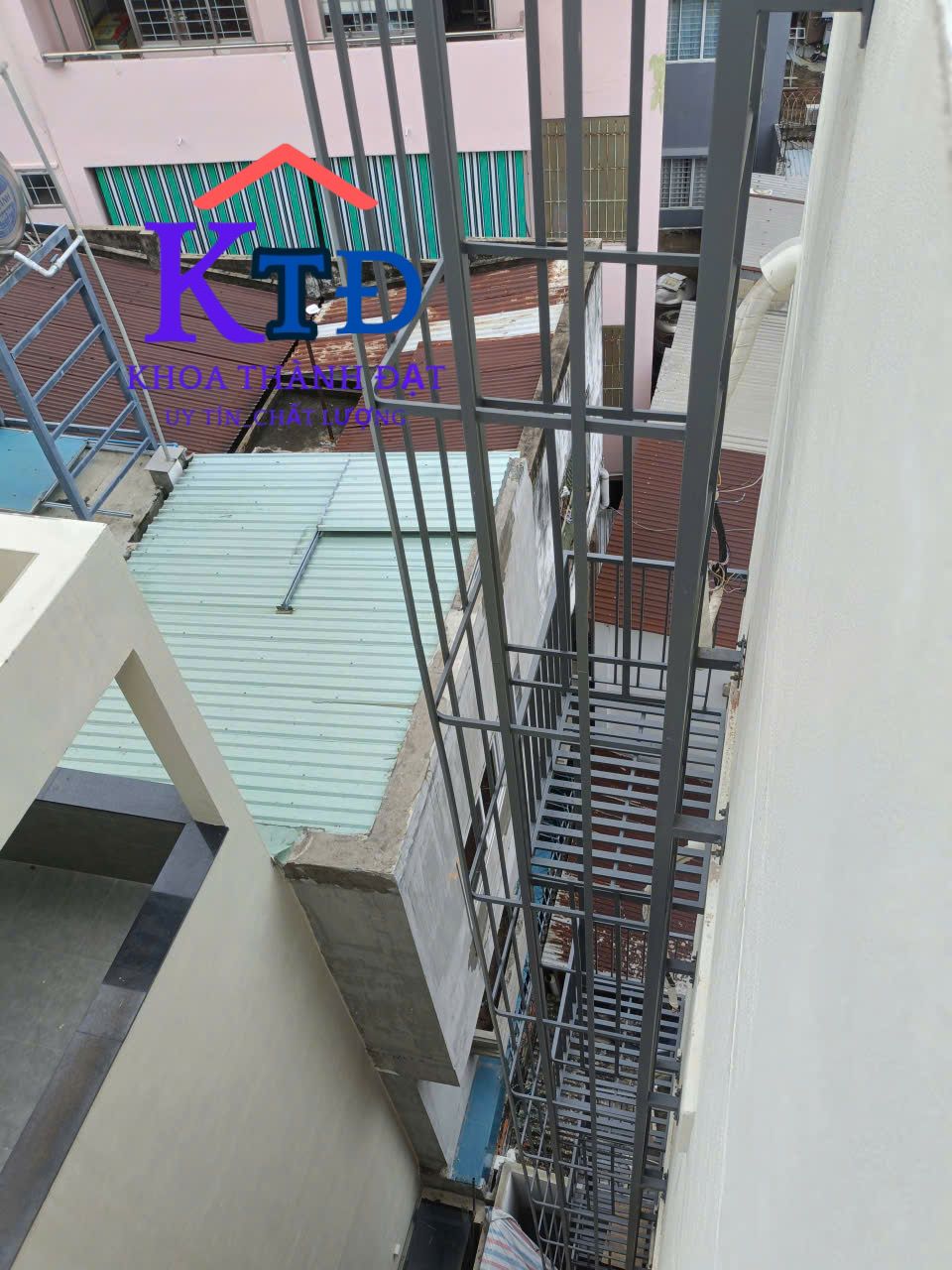 Thợ làm cầu thang thoát hiểm chuyên nghiệp