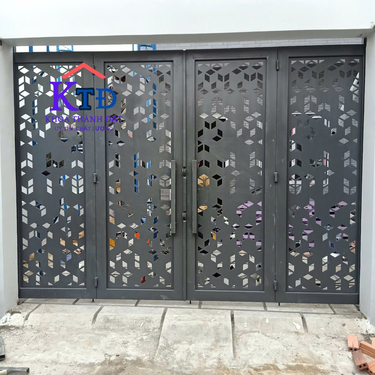 Mẫu cửa cổng 4 cánh hiện đại