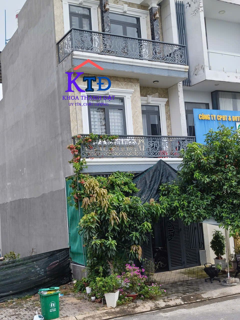 Bàn giao lan can ban công sắt đẹp cho gia chủ tại Bến Cát