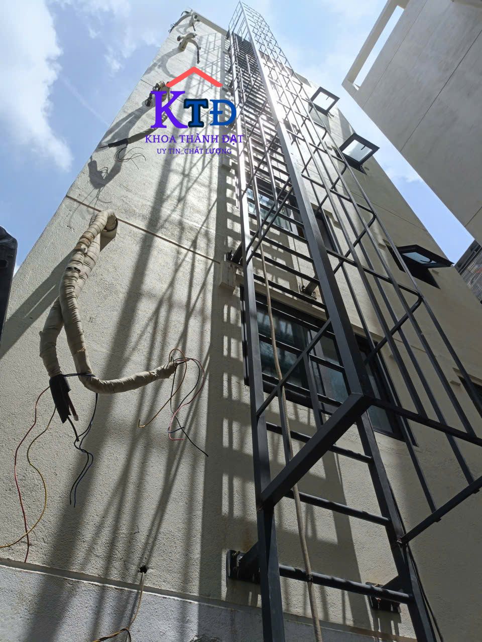 Mẫu cầu thang sắt thoát hiểm đẹp