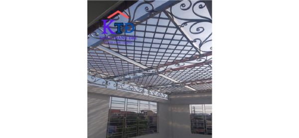 Thi công khung sắt bảo vệ giếng trời tại Quận 12