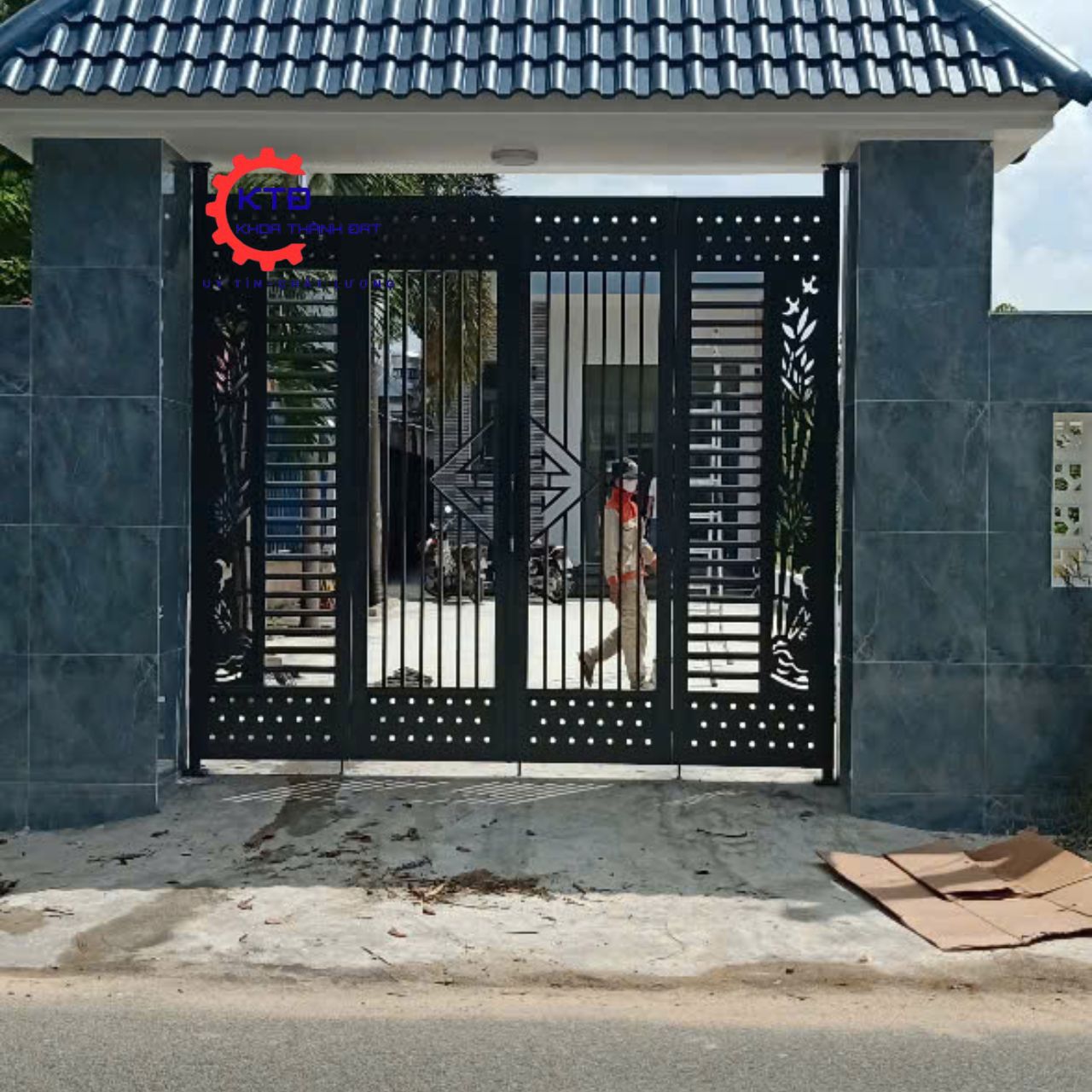 Mẫu cửa cổng sắt mỹ thuật đẹp