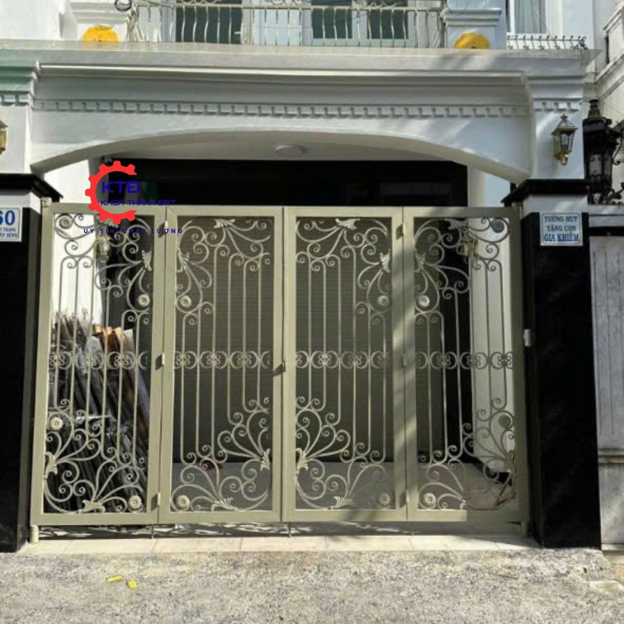 Thợ lắp đặt cửa sắt mỹ thuật sang trọng