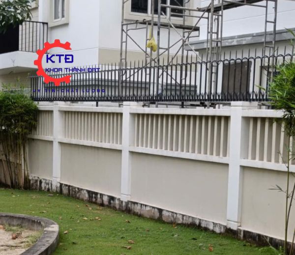 Thợ làm hàng rào chông sắt tại Tân Uyên