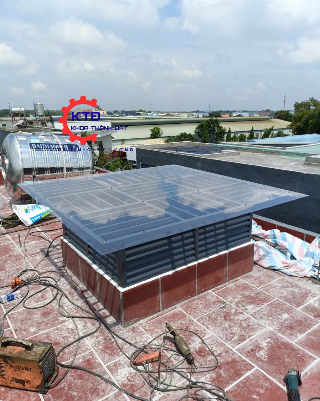 Mái polycarbonate lấy sáng