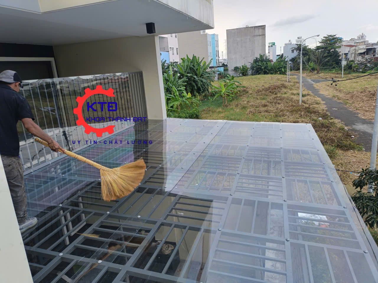 Mẫu làm mái poly nhựa lấy sáng đẹp