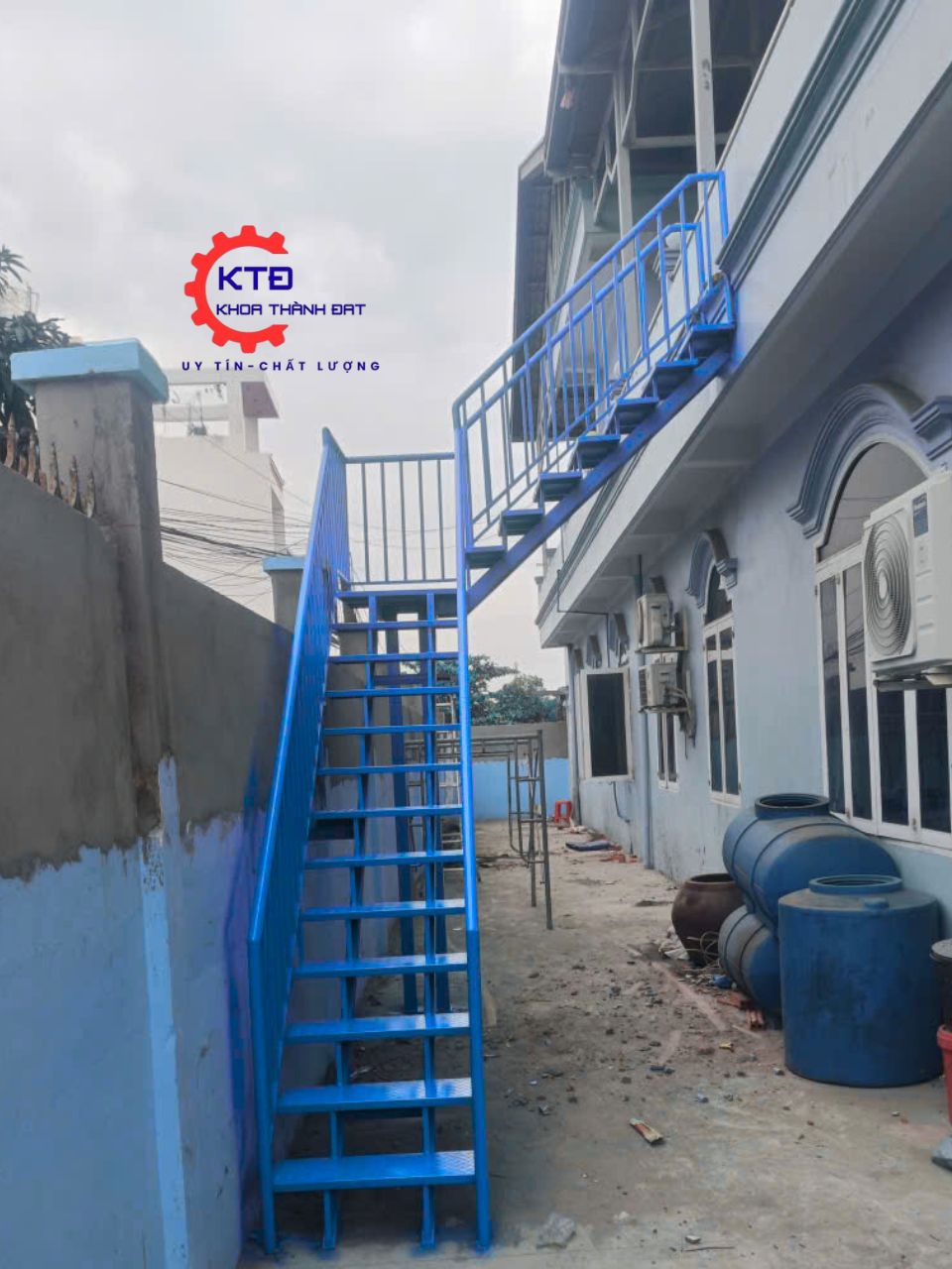 Cầu thang sắt giá rẻ Bình Dương