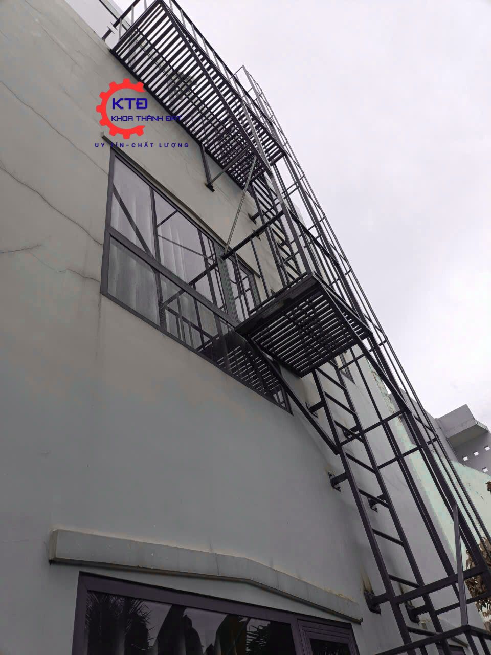 Mẫu cầu thang sắt thoát hiểm 2025