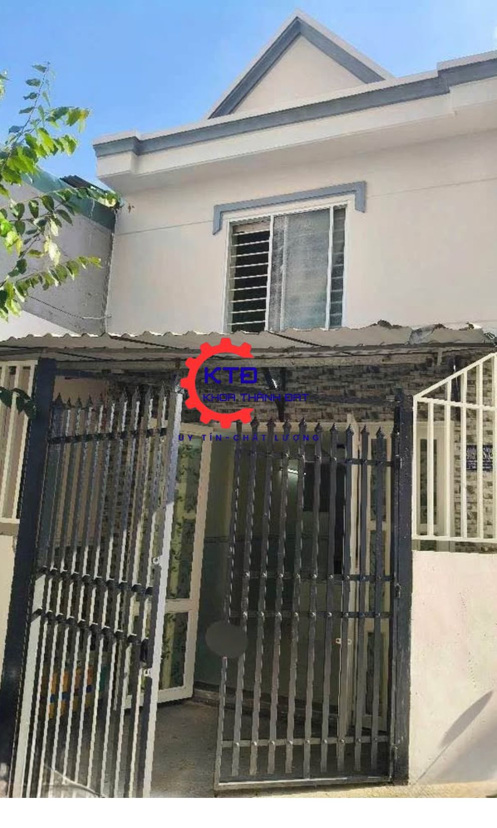 Thợ lắp đặt cửa cổng sắt chắc chắn