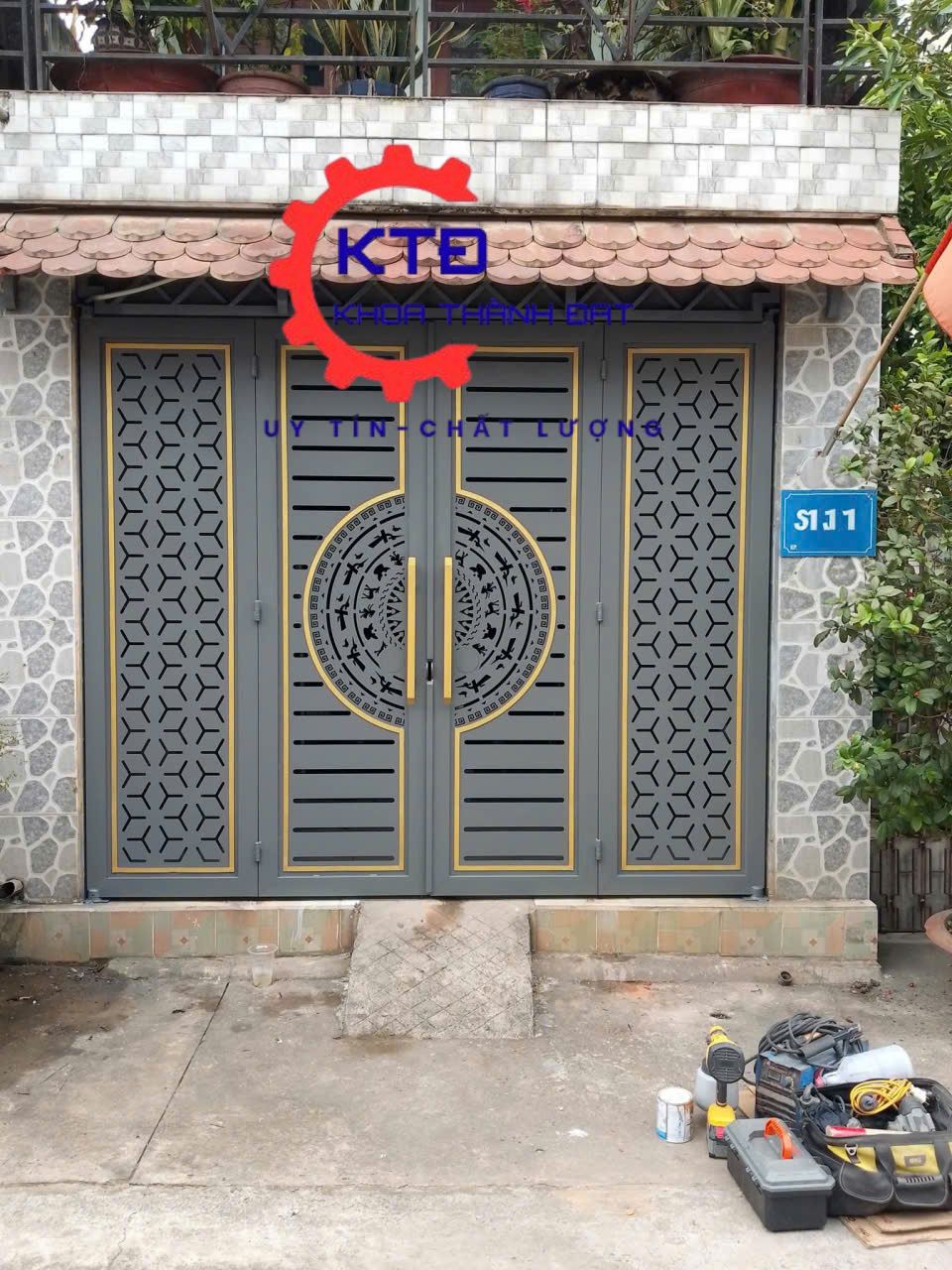 Mẫu cửa cổng sắt mỹ thuật 2025