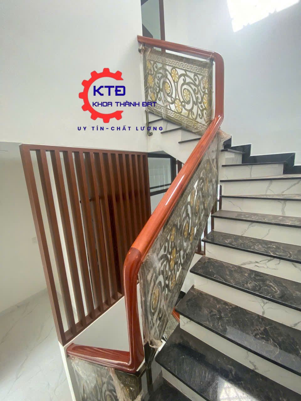 Mẫu cầu thang sắt mỹ thuật đẹp