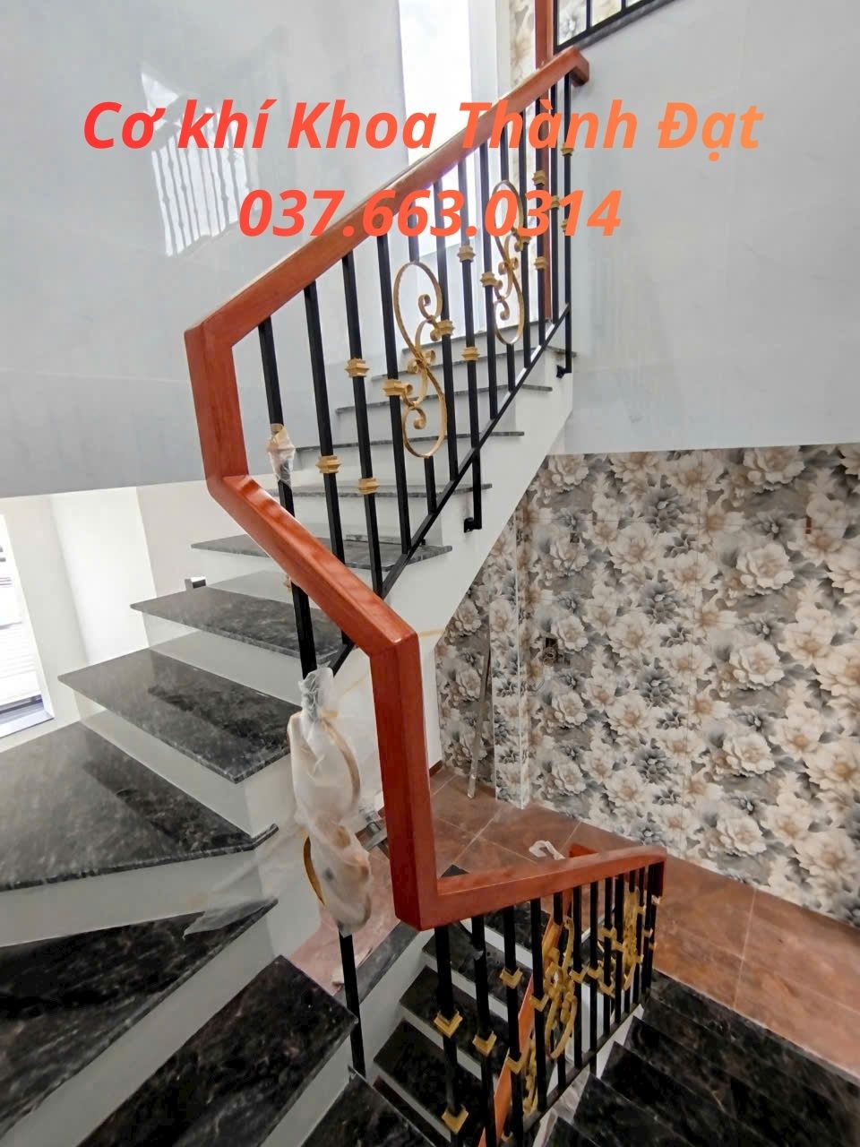 Thợ lắp đặt cầu thang sắt tại Thuận An