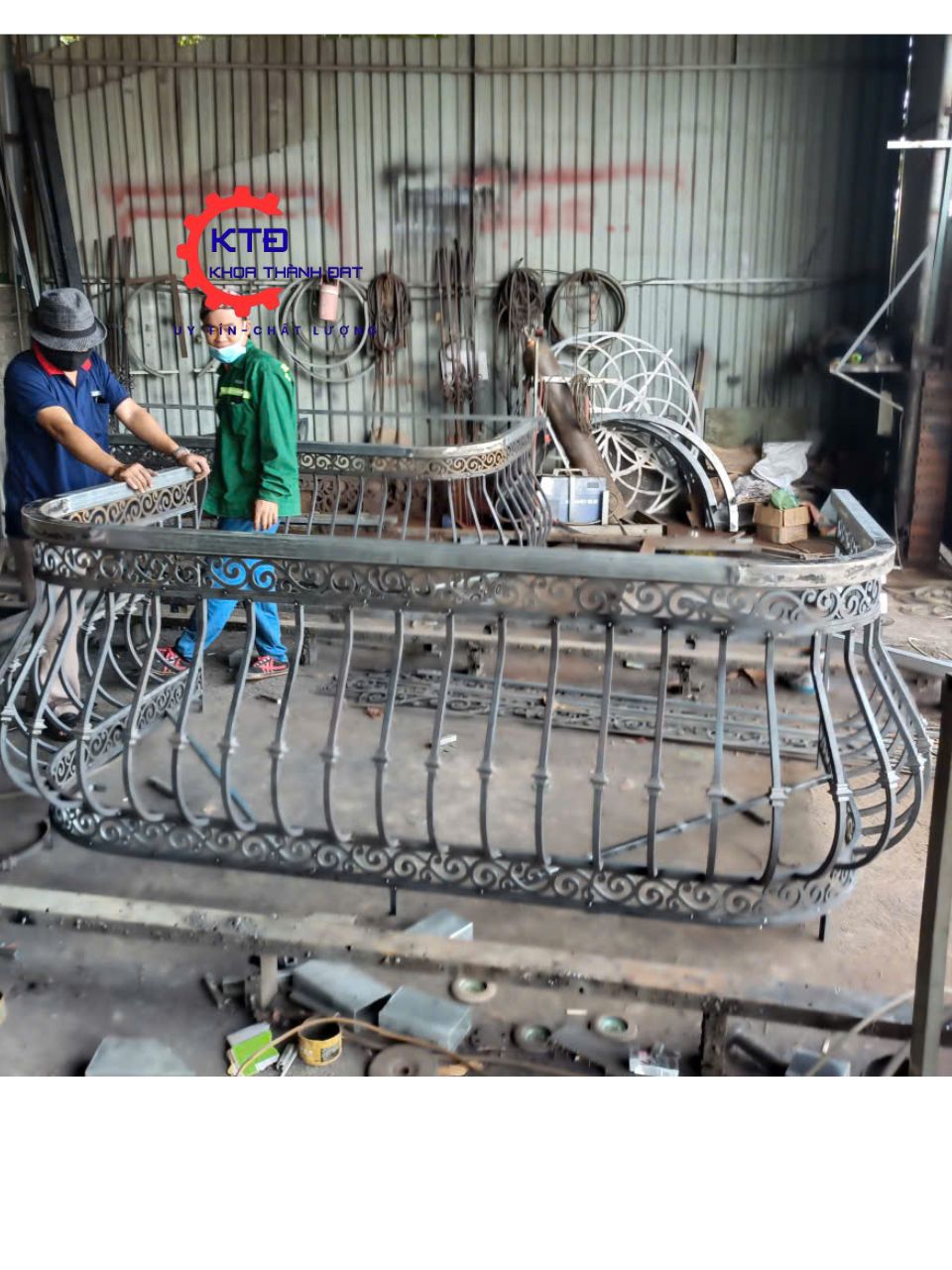 Thợ thi công lam can sắt tại quận 4