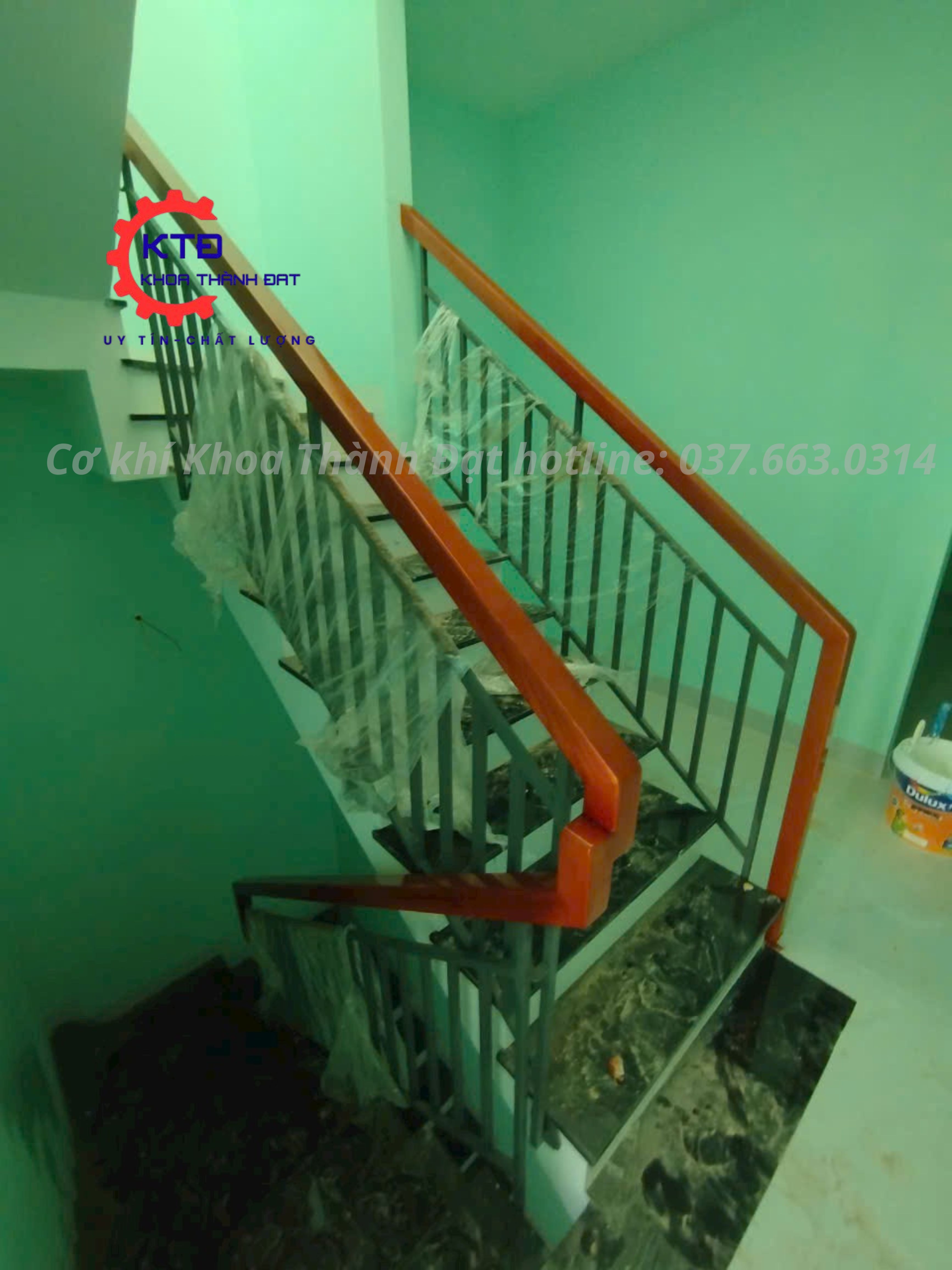 Cầu thang sắt tay vịn gỗ