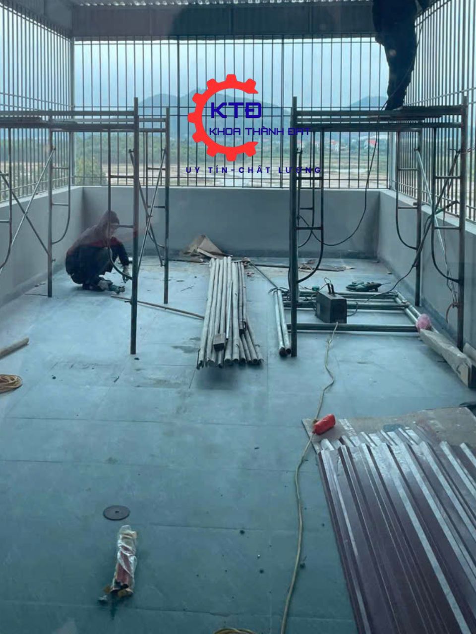 Khung bảo vệ ban công