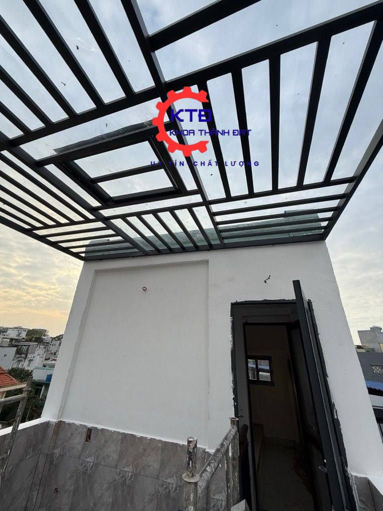 Thi công mái polycarbonate