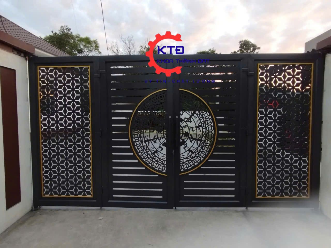 Cửa cổng sắt tại Phường Đông Hòa