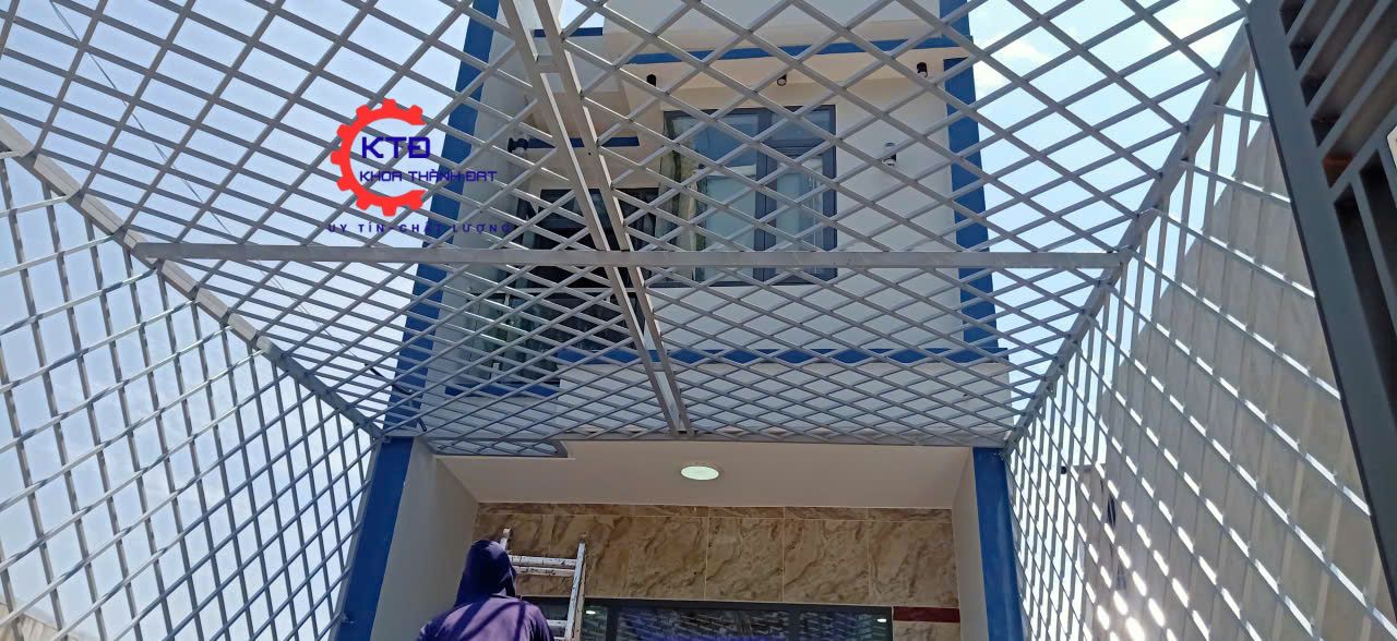 Lắp đặt khung bảo vệ nhà phố