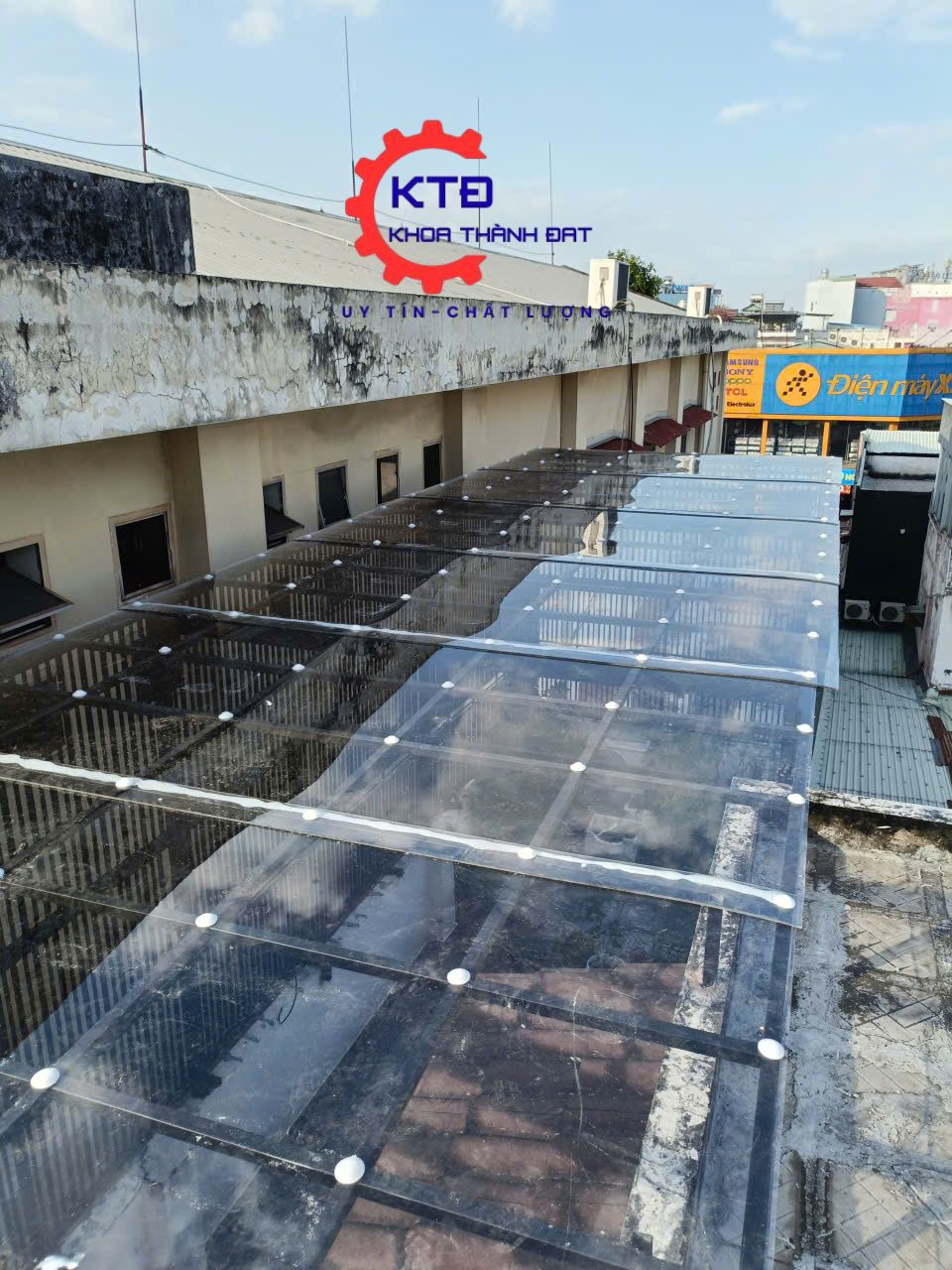 Làm mái poly nhựa giá rẻ