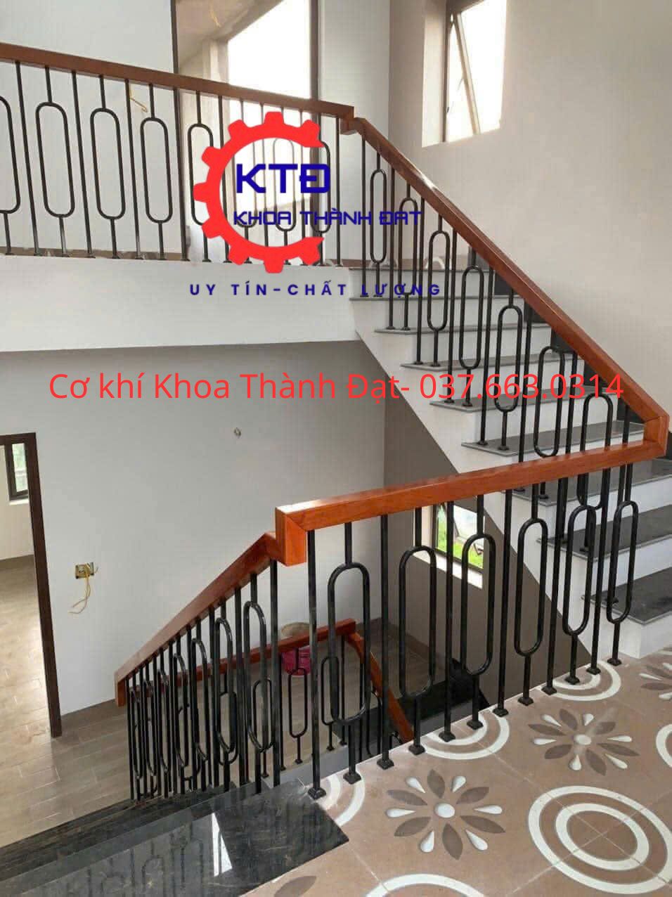 Thợ thi công cầu thang sắt tại Quận 8