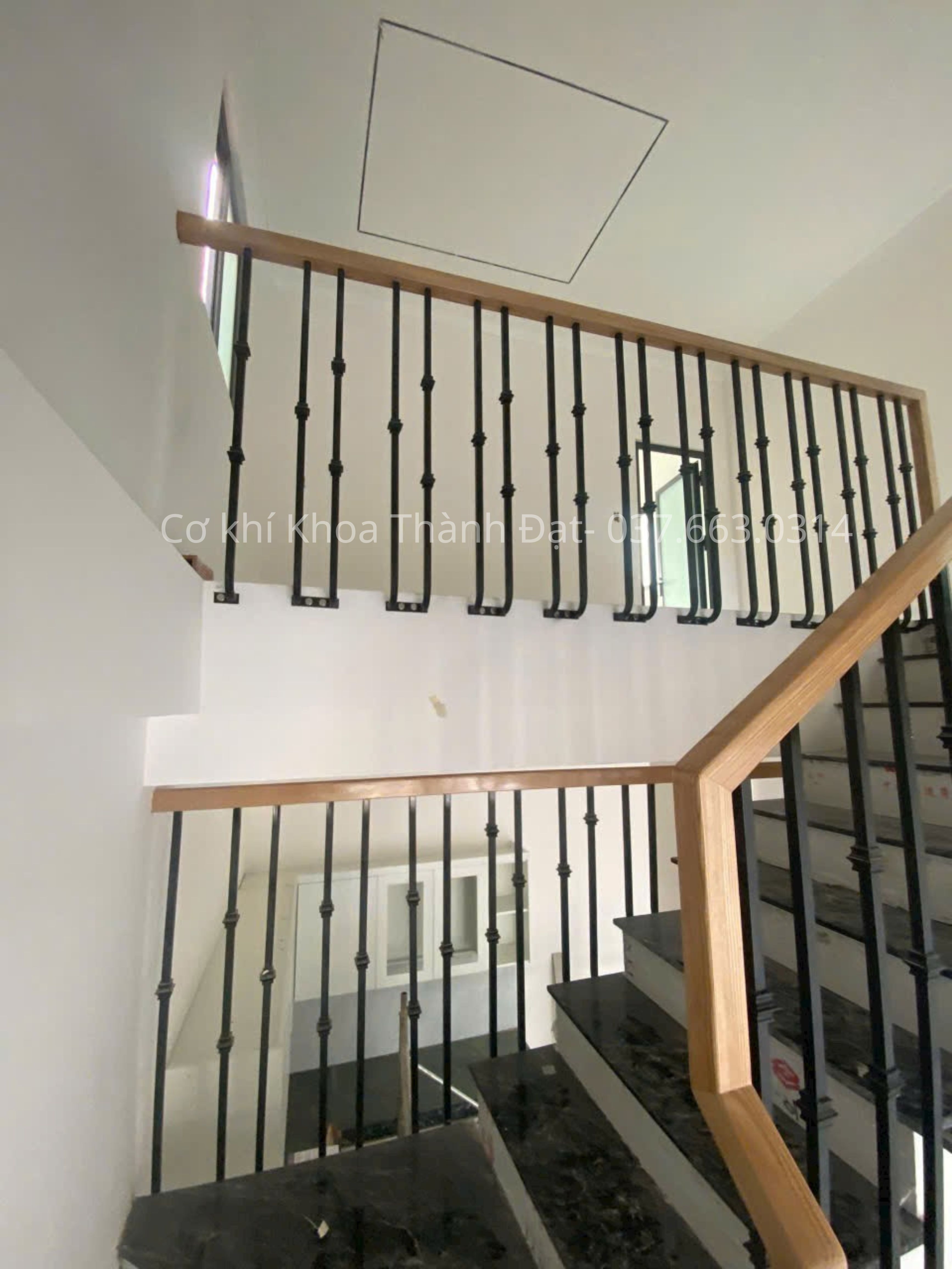 Lan can sắt tay vịn gỗ