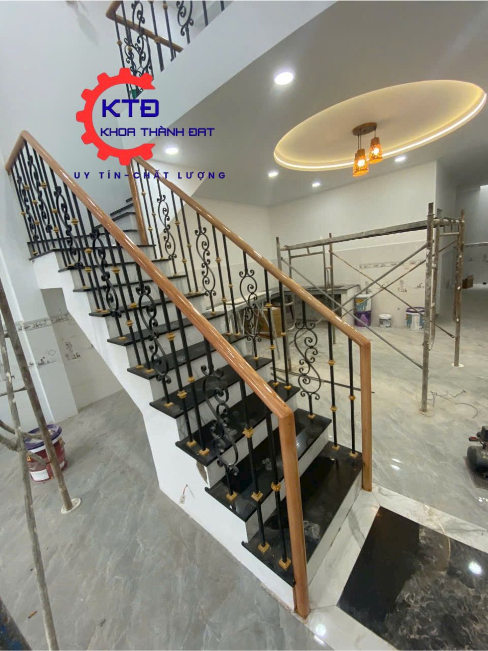 Thợ thi công cầu thang sắt tại Quận 8