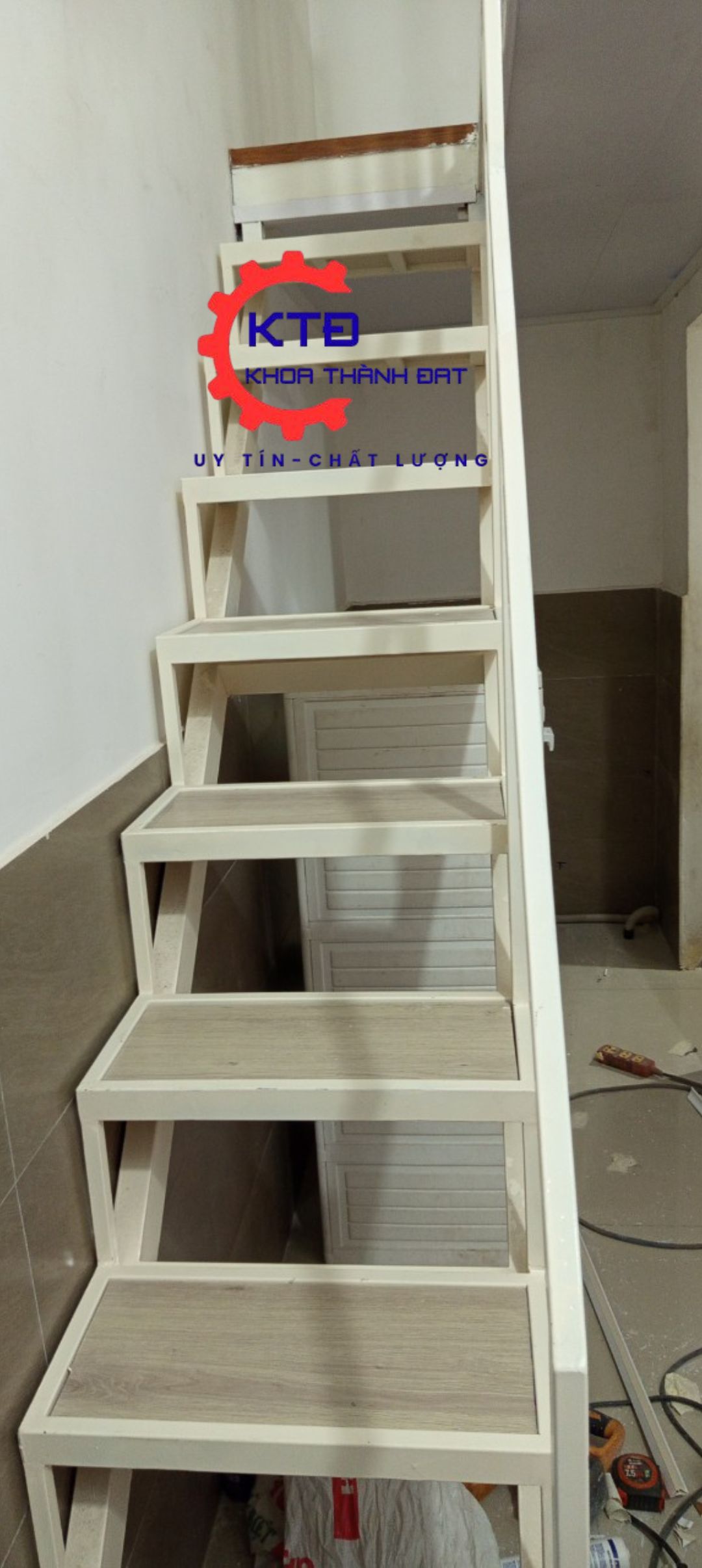 Thơ lắp cầu thang sắt gác lửng tại quận 10