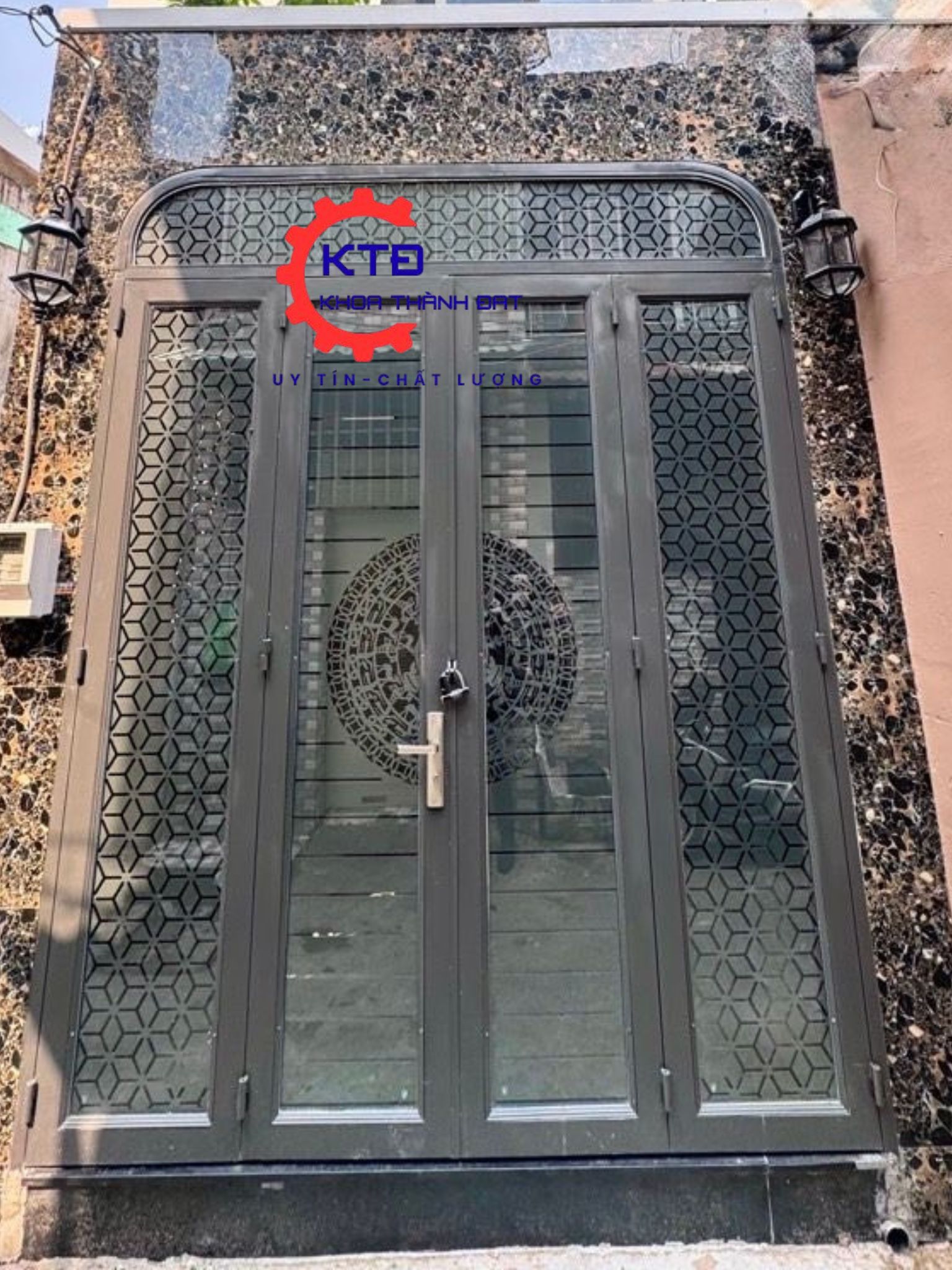 Cửa cổng sắt mỹ thuật bền đẹp giá rẻ