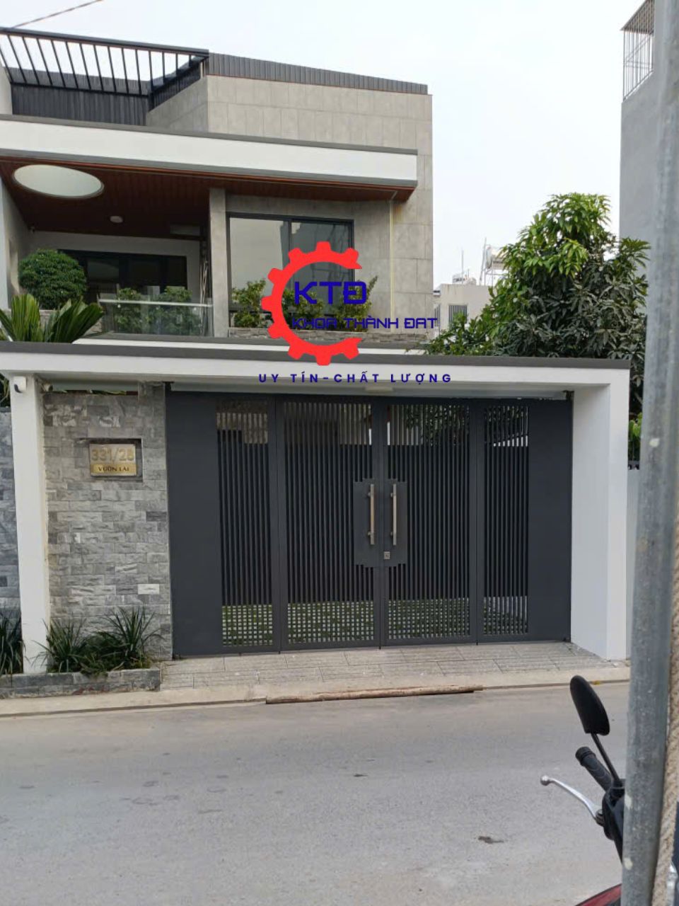 Thi công cửa sắt mặt tiền nhà phố Dĩ An