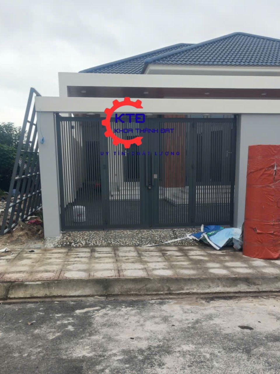 Mẫu cửa sắt 4 cánh đẹp hiện đại