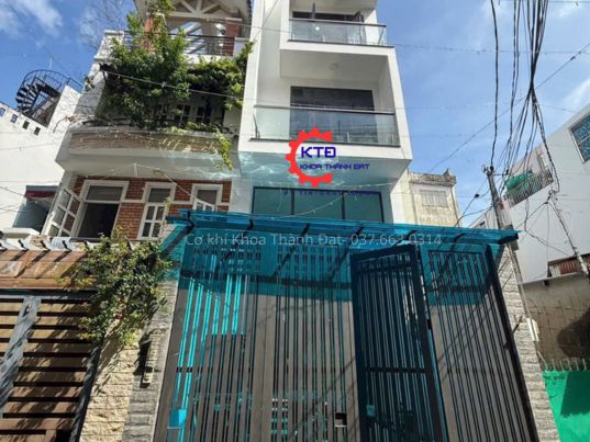 Thợ làm tấm poly lấy sáng