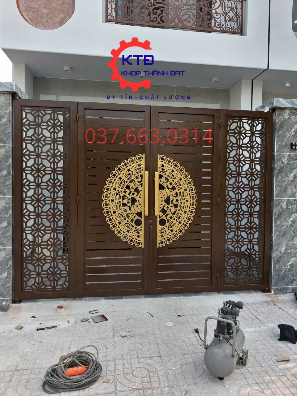 Mẫu cửa cổng sắt mỹ thuật đẹp 2026