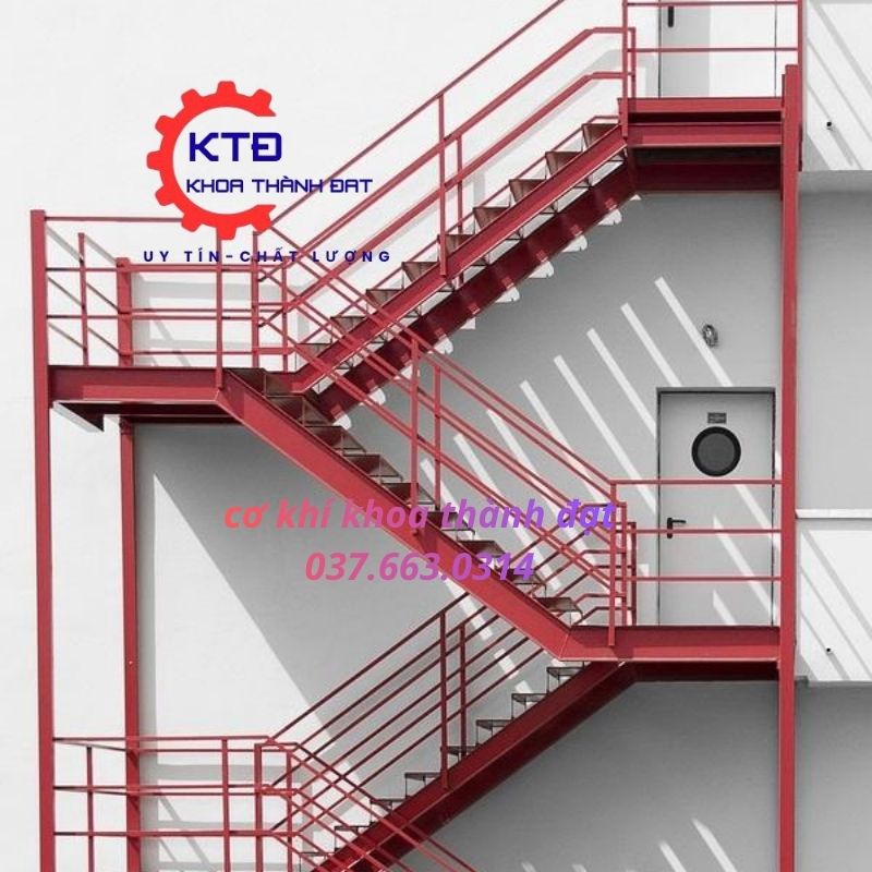 Cầu thang sắt thoát hiểm đạt chuẩn PCCC